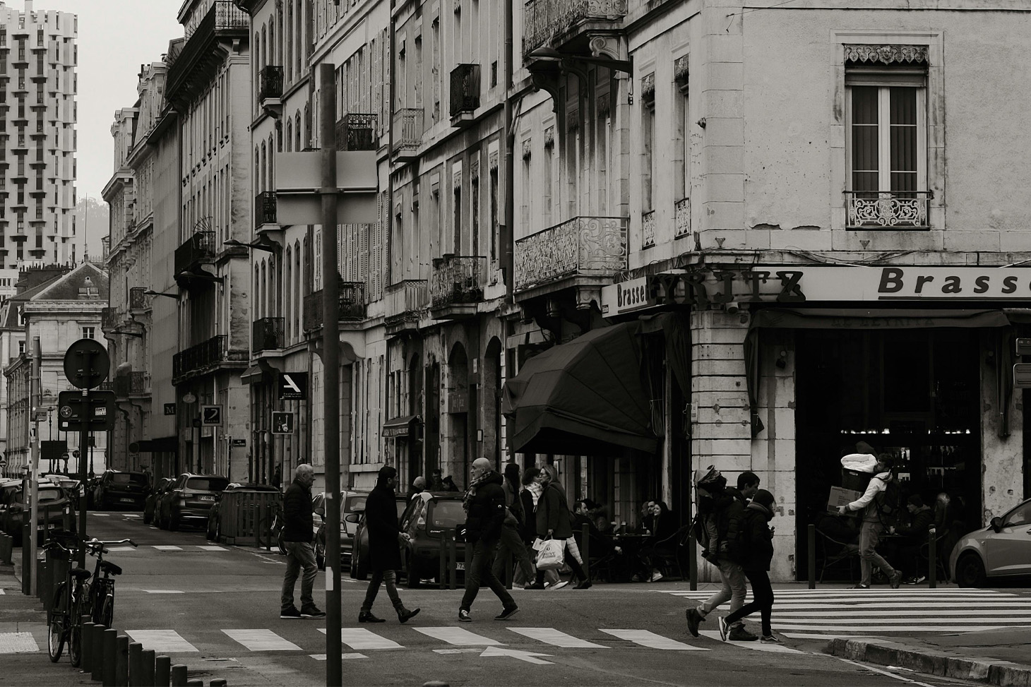 Photo de Hauke: https://www.pexels.com/fr-fr/photo/noir-et-blanc-ville-traverser-gens-20303031/
