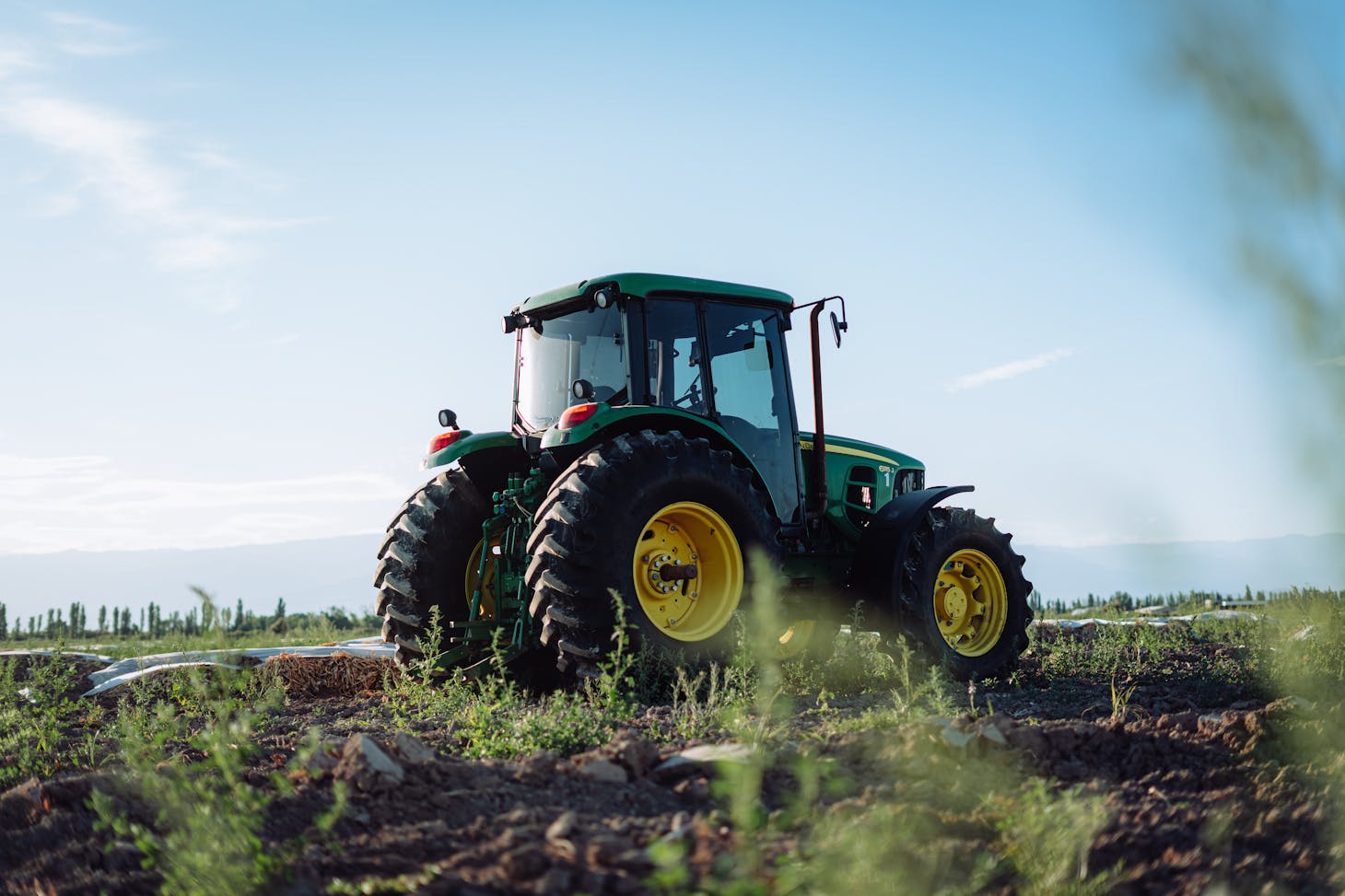 Photo de Andres Alaniz: https://www.pexels.com/fr-fr/photo/tracteur-vert-dans-les-terres-agricoles-de-mendoza-29465456/