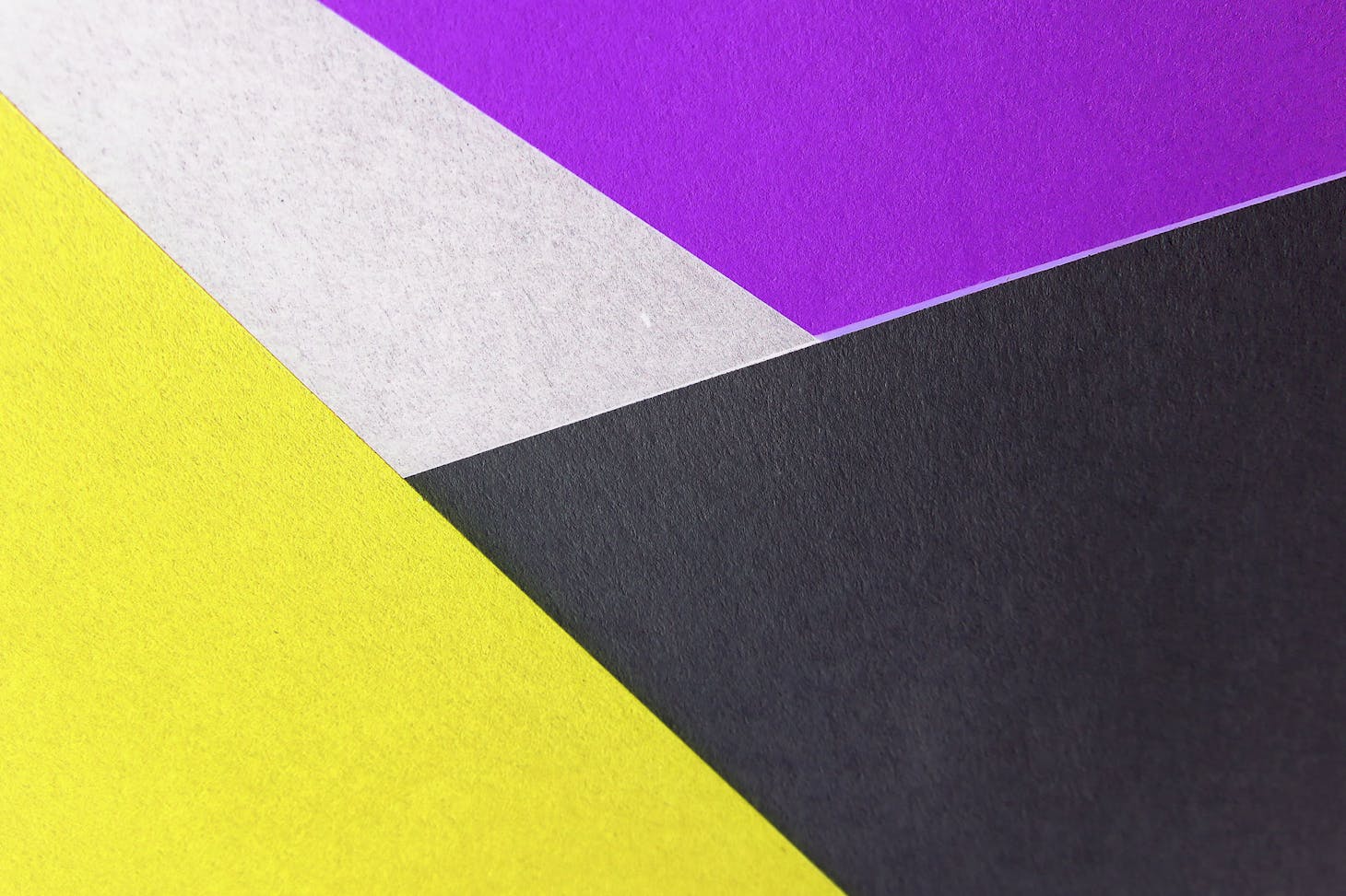 Photo de Anni Roenkae: https://www.pexels.com/fr-fr/photo/papiers-de-couleur-jaune-noir-et-violet-2457284/