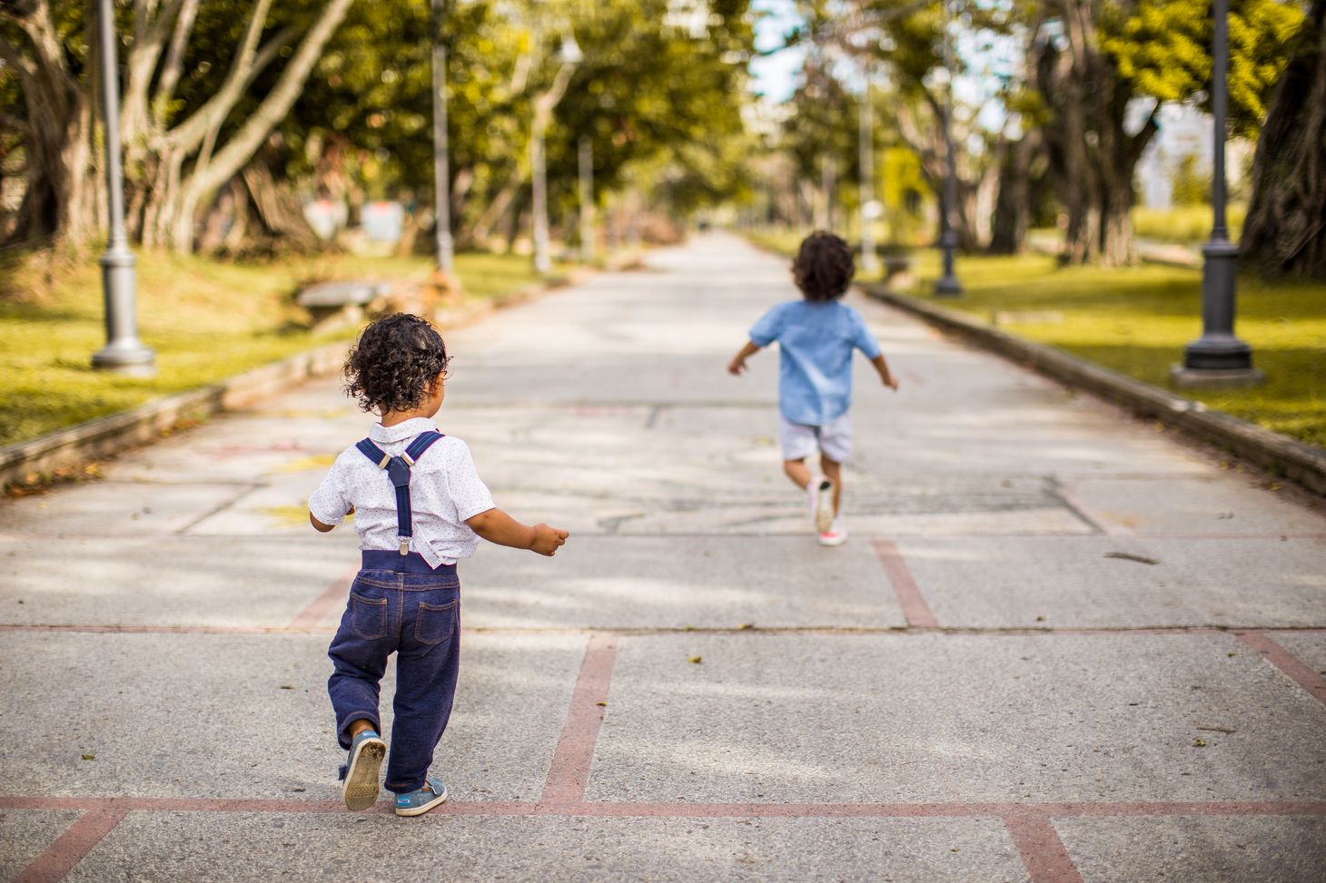 Photo de Caleb Oquendo: https://www.pexels.com/fr-fr/photo/deux-enfants-qui-courent-sur-la-route-3038122/