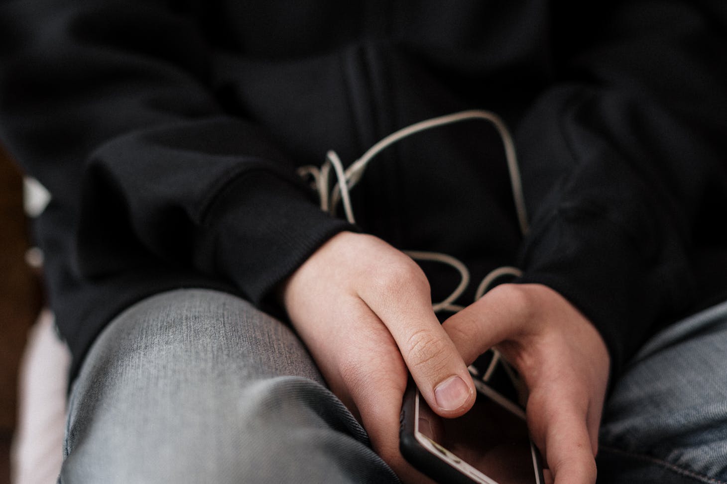 Photo de cottonbro studio: https://www.pexels.com/fr-fr/photo/homme-mains-apple-pomme-4100483/