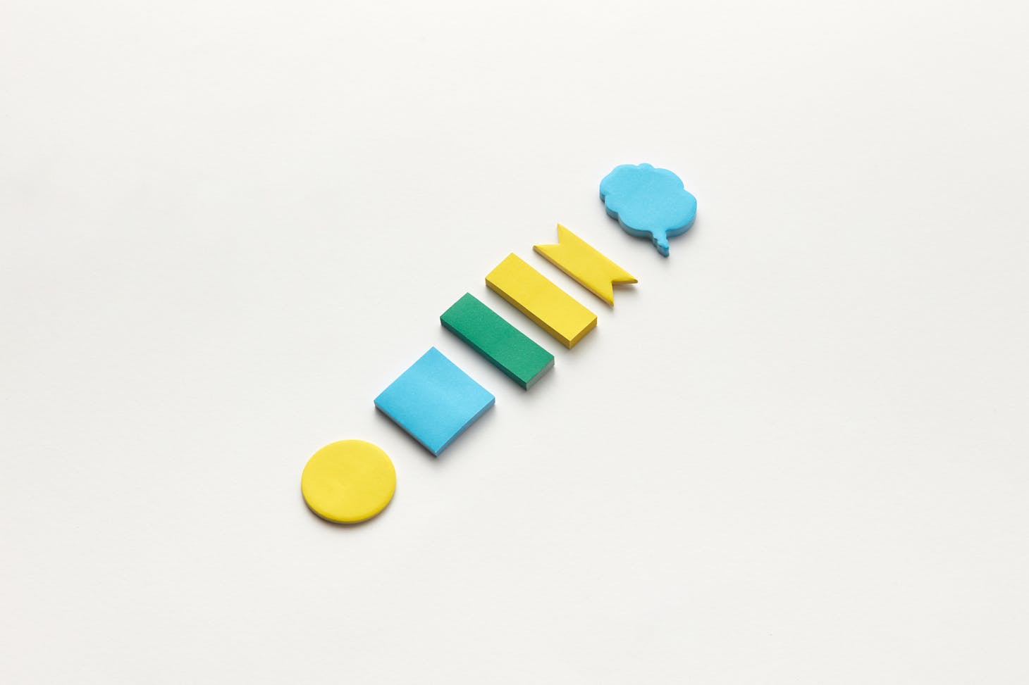 Photo de DS stories: https://www.pexels.com/fr-fr/photo/papier-materiel-petit-blanc-6991375/