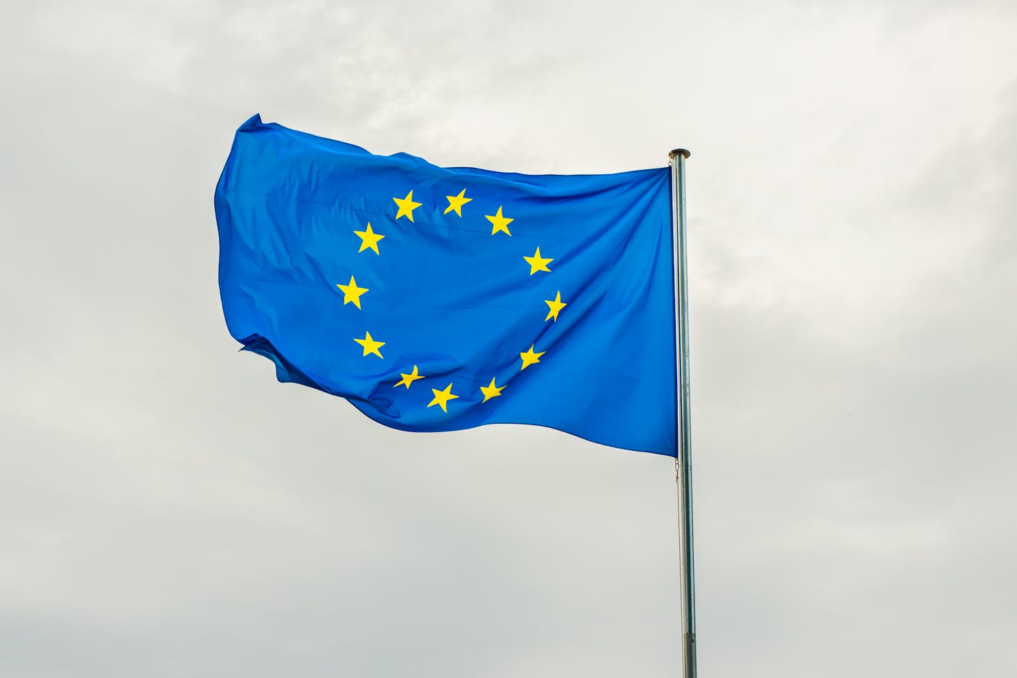 Photo de Dušan Cvetanović: https://www.pexels.com/fr-fr/photo/bleu-mouvement-drapeau-union-europeenne-12541596/