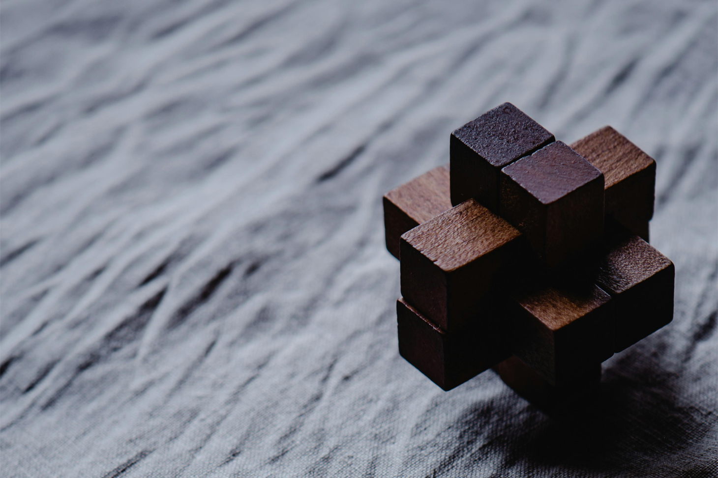 Photo de Eva Bronzini: https://www.pexels.com/fr-fr/photo/cube-en-bois-marron-sur-textile-gris-6469463/