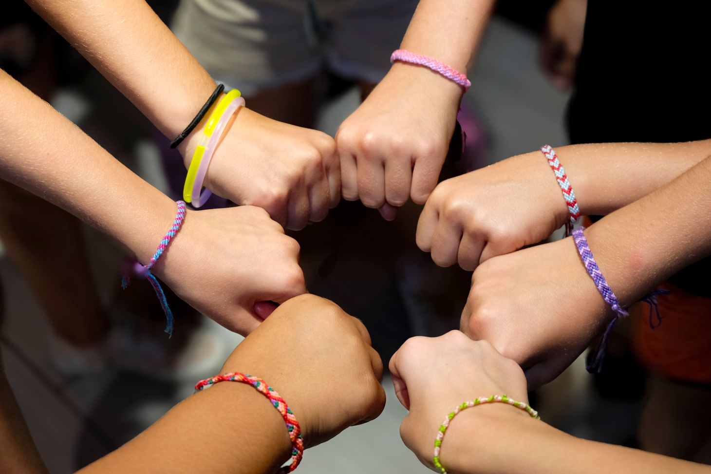 Photo de Gheorghe Lupan: https://www.pexels.com/fr-fr/photo/groupe-d-amis-se-liant-d-amitie-avec-des-bracelets-colores-34124112/