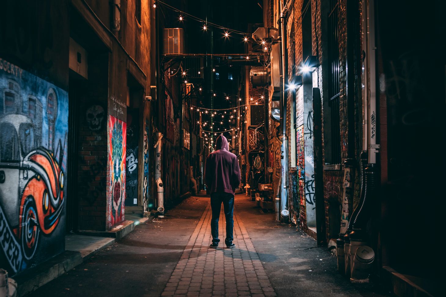 Photo de Isaac Weatherly: https://www.pexels.com/fr-fr/photo/homme-debout-sur-la-voie-brune-2199486/