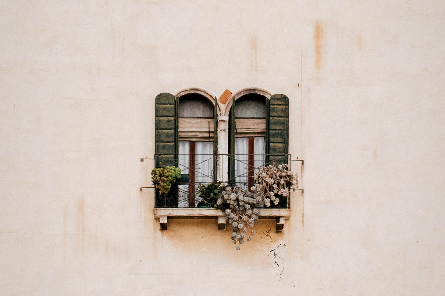 Photo de Jeffrey Czum: https://www.pexels.com/fr-fr/photo/fenetre-en-bois-vert-sur-mur-de-beton-blanc-3750893/