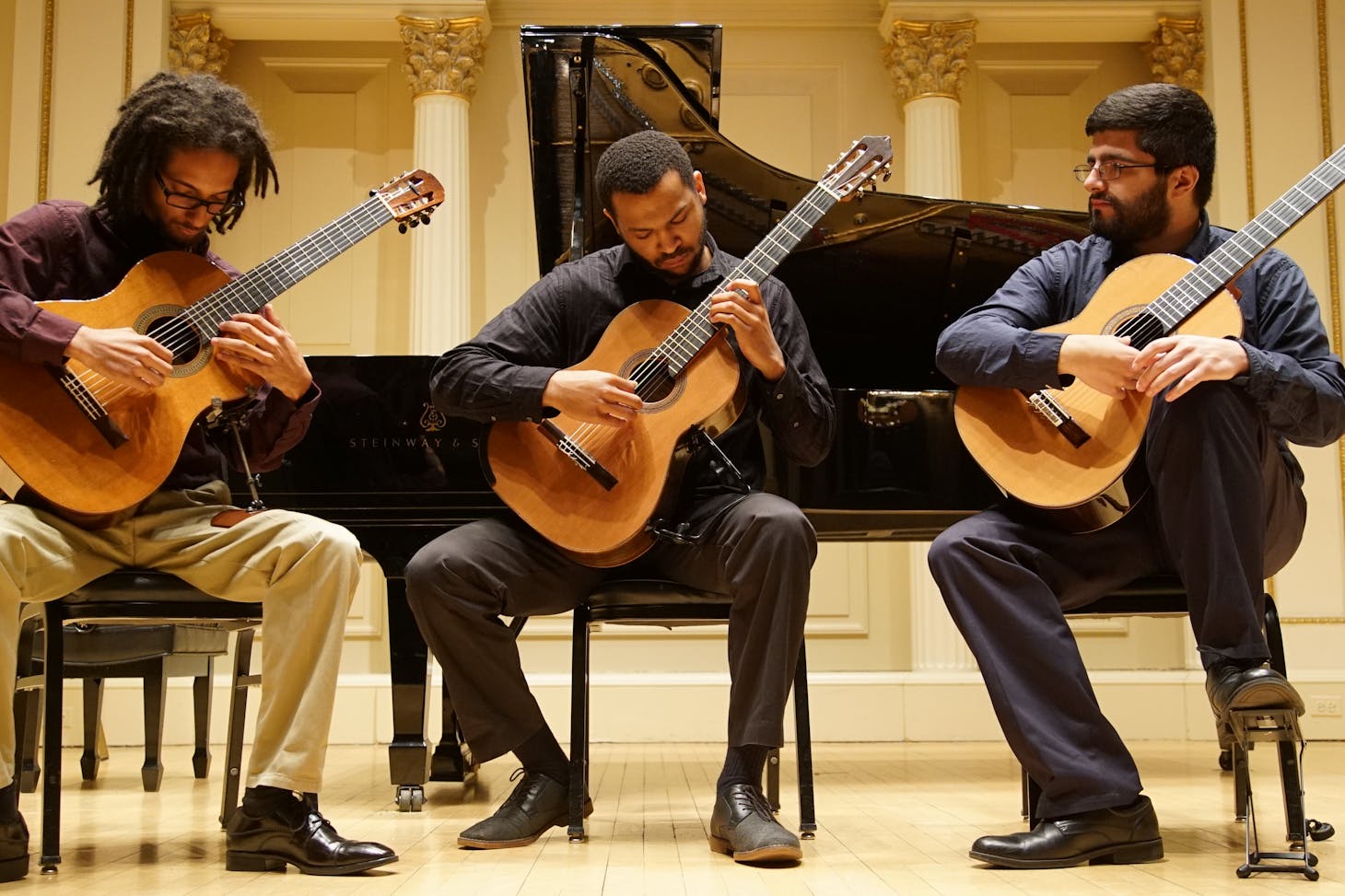 Photo de Joseph Eulo: https://www.pexels.com/fr-fr/photo/hommes-etre-assis-divertissement-instruments-de-musique-5536373/