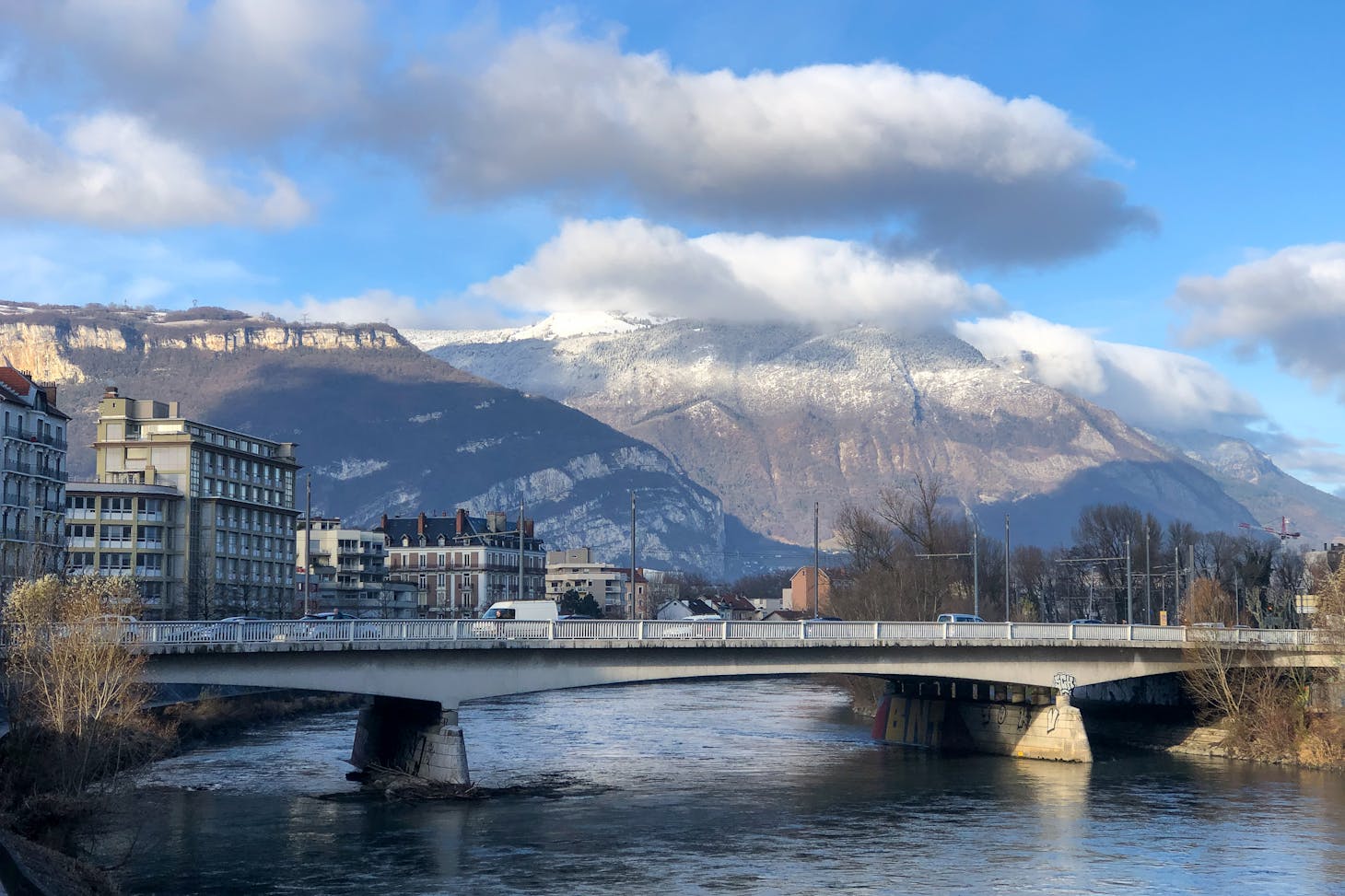 Photo de Lauro Laureano: https://www.pexels.com/fr-fr/photo/france-nuages-pont-hiver-5388514/