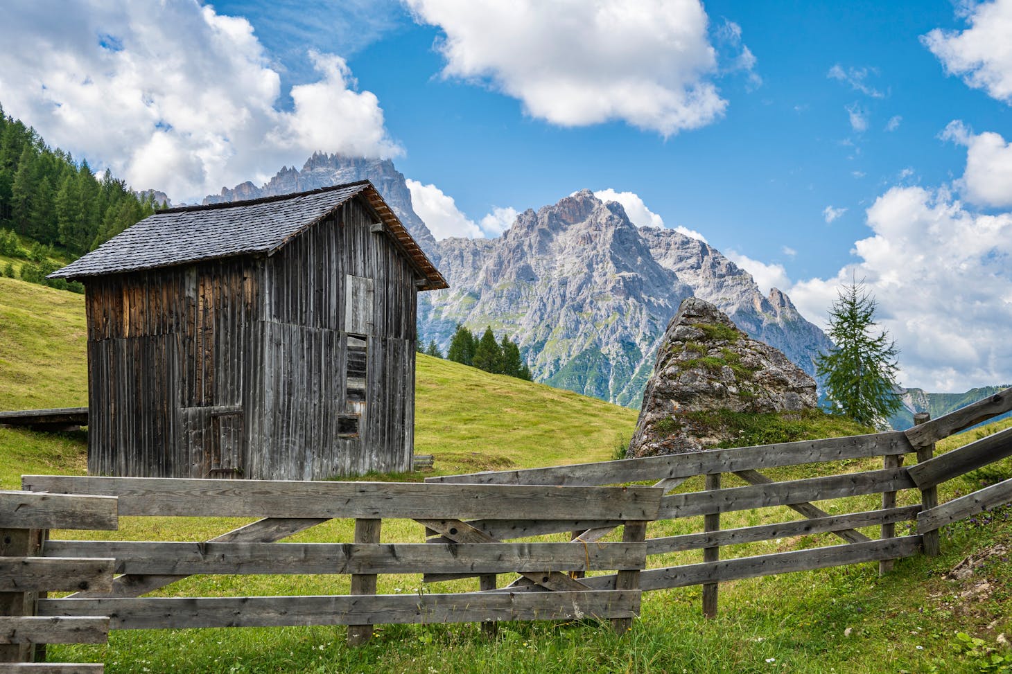Photo de Mattew Gave: https://www.pexels.com/fr-fr/photo/paysage-montagnes-clairiere-terrain-18074507/