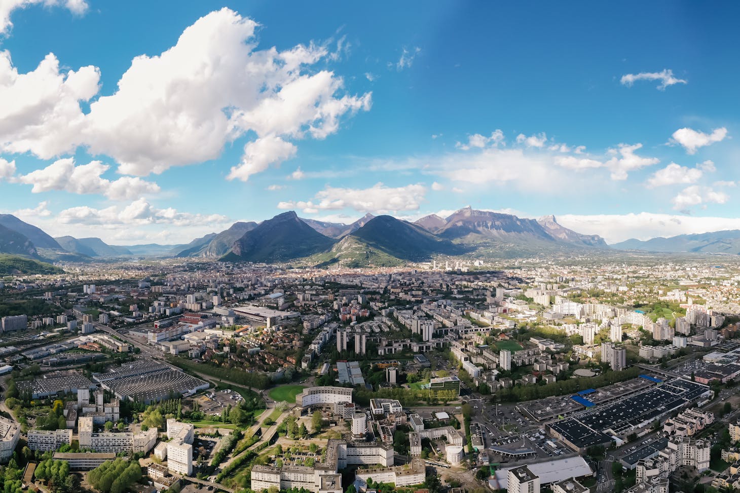 Photo de Mikhail Nilov: https://www.pexels.com/fr-fr/photo/ville-montagnes-urbain-citadin-8431076/
