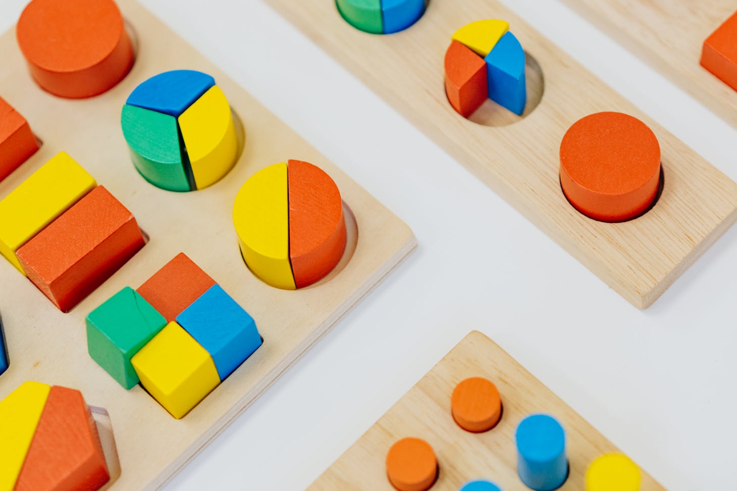 Photo de Mikhail Nilov: https://www.pexels.com/fr-fr/photo/colore-en-bois-bois-jouets-8923956/