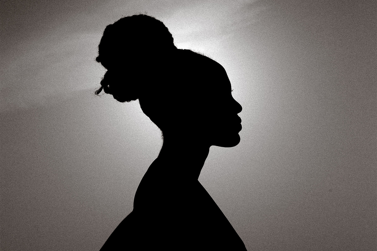 Photo de Olumide Adekunle: https://www.pexels.com/fr-fr/photo/silhouette-d-une-femme-au-coucher-du-soleil-sur-un-ciel-spectaculaire-38207574/