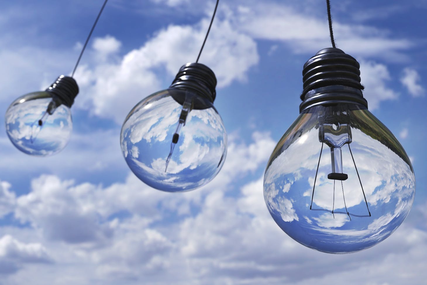 Photo de Pixabay: https://www.pexels.com/fr-fr/photo/trois-ampoules-accrochees-207489/