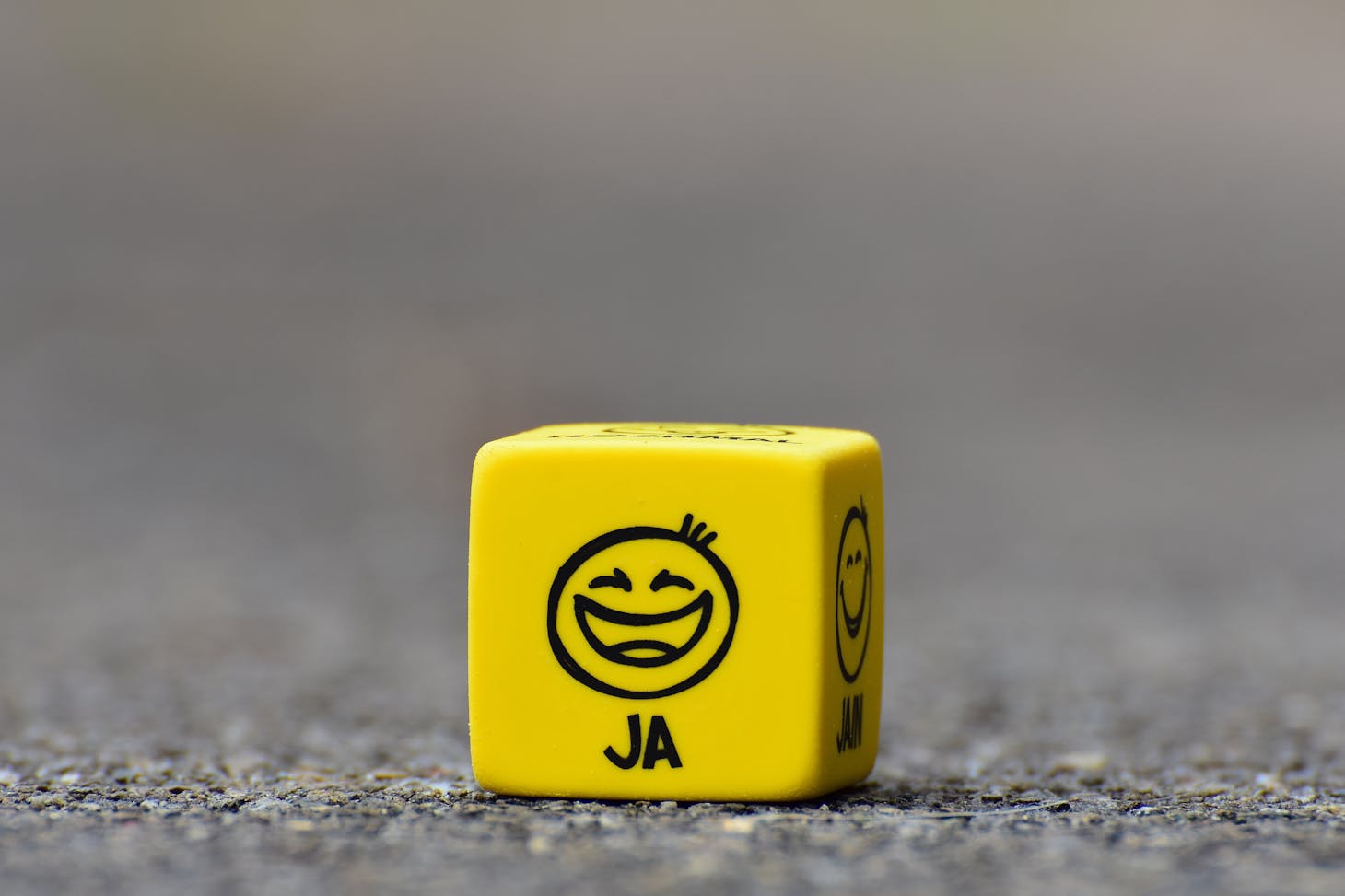 Photo de Pixabay: https://www.pexels.com/fr-fr/photo/cube-jaune-sur-chaussee-marron-208147/