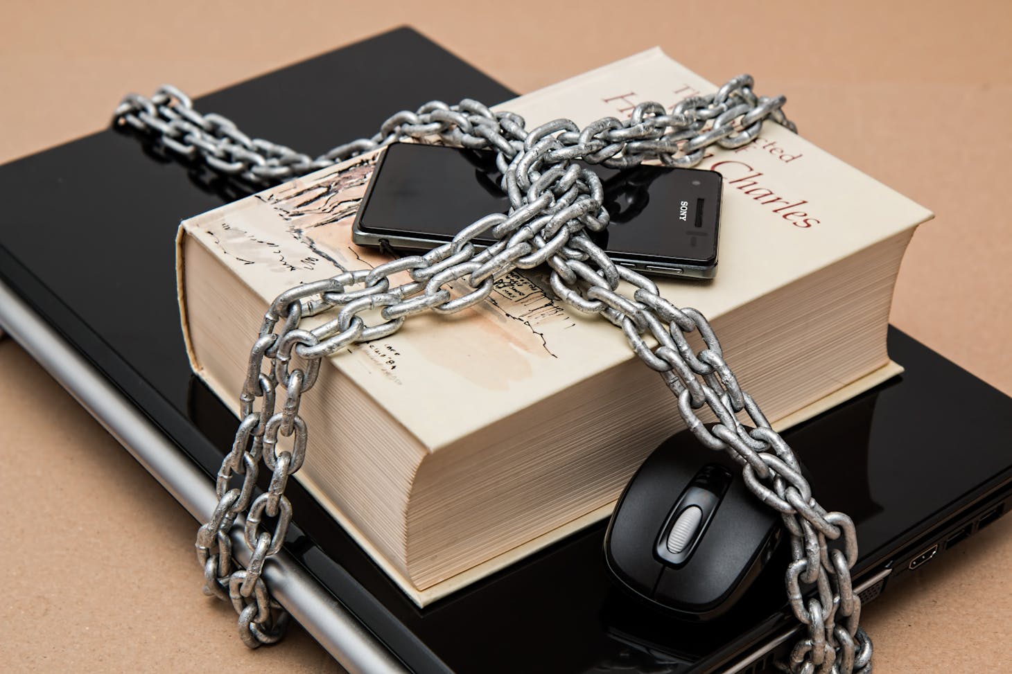 Photo de Pixabay: https://www.pexels.com/fr-fr/photo/smartphone-android-noir-sur-le-dessus-du-livre-blanc-39584/