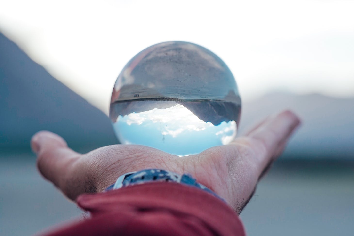 Photo de Syed Qaarif Andrabi: https://www.pexels.com/fr-fr/photo/main-eau-verre-balle-12235863/