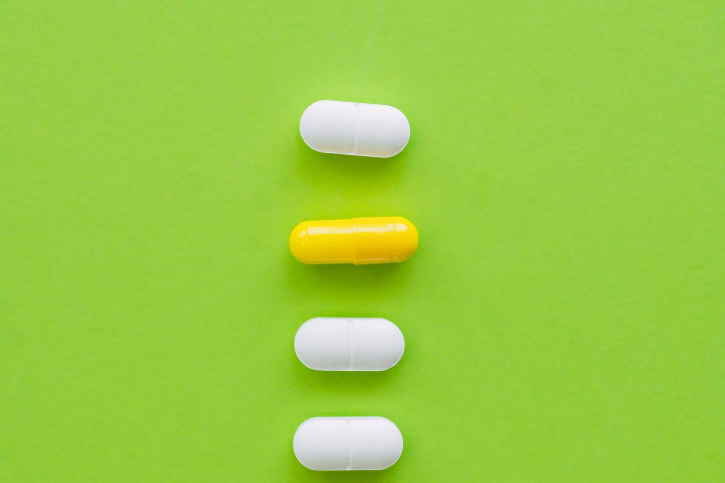 Photo de SHVETS production: https://www.pexels.com/fr-fr/photo/comprimes-cachets-medicaments-pilules-9742803/