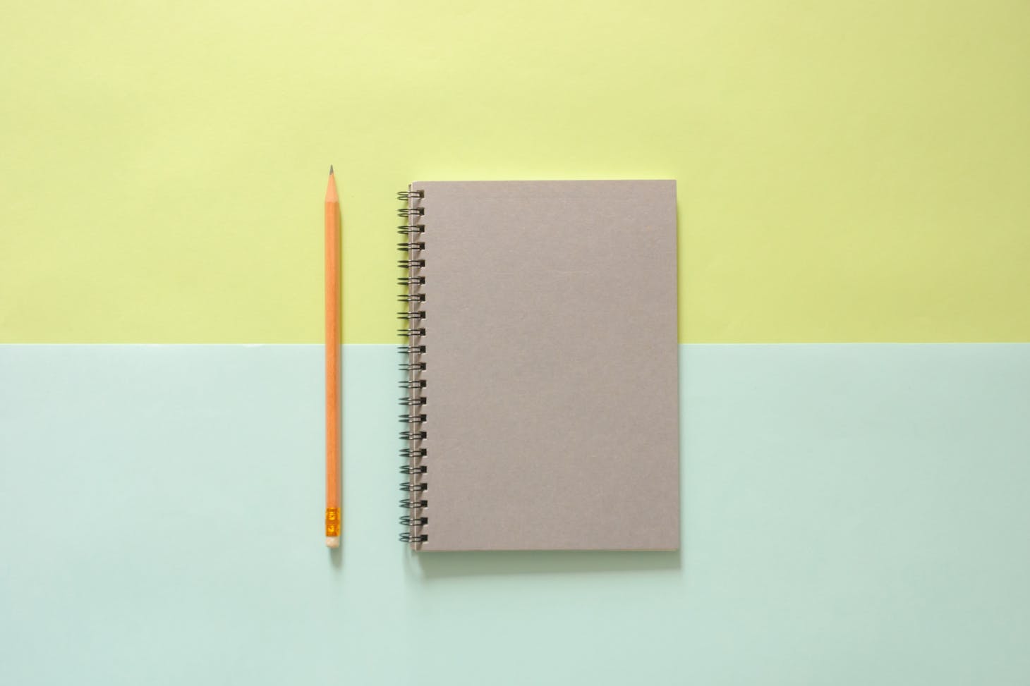 Photo de Tirachard Kumtanom: https://www.pexels.com/fr-fr/photo/cahier-a-spirale-blanc-a-cote-d-un-crayon-orange-544115/