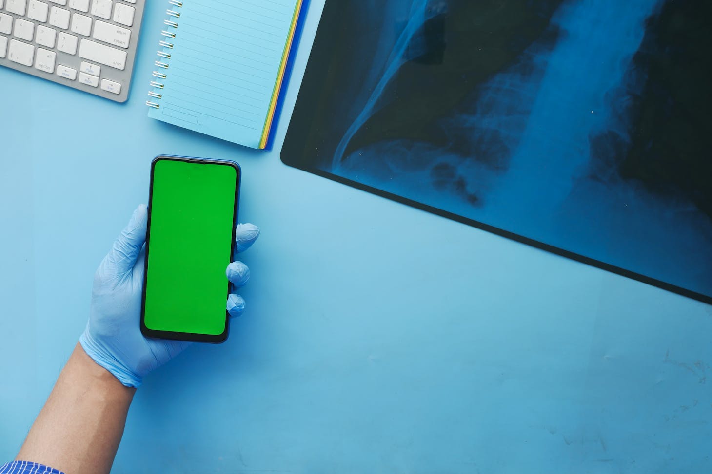 Photo de Towfiqu barbhuiya: https://www.pexels.com/fr-fr/photo/main-cahier-clavier-maquette-8627517/