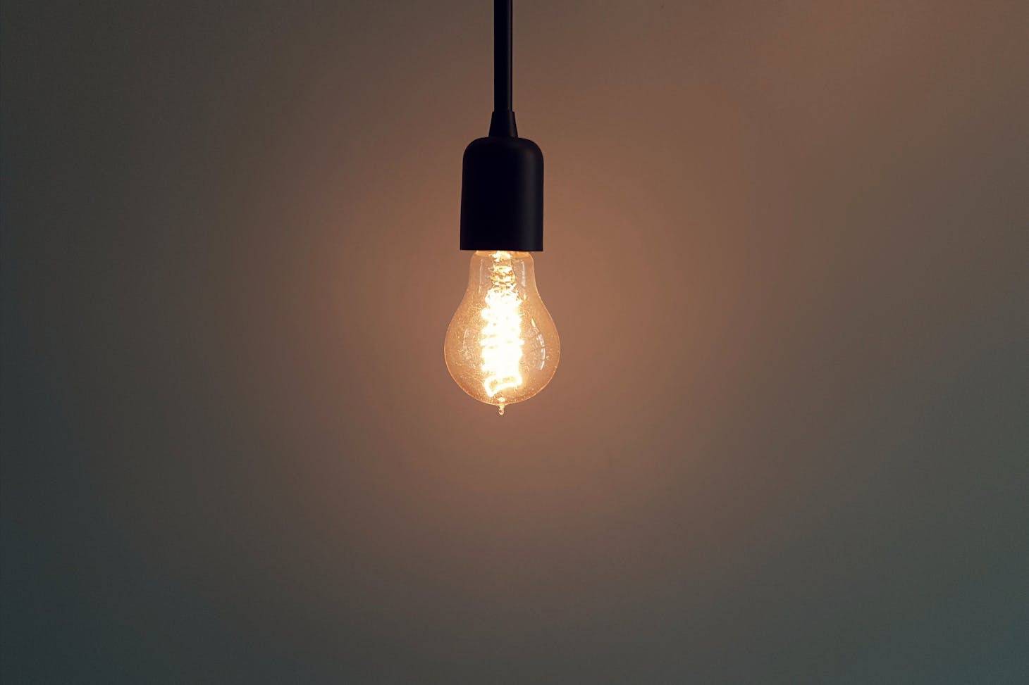 Photo de Burak The Weekender: https://www.pexels.com/fr-fr/photo/lampe-a-suspension-allumee-132340/